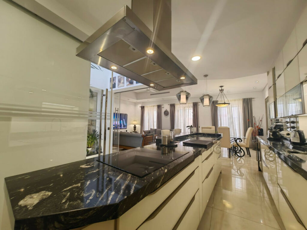 Detached Villa Estepona Málaga - image 4