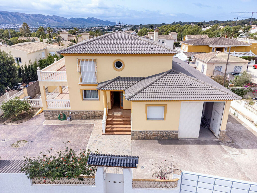 Detached Villa La Nucia Alicante - image 2