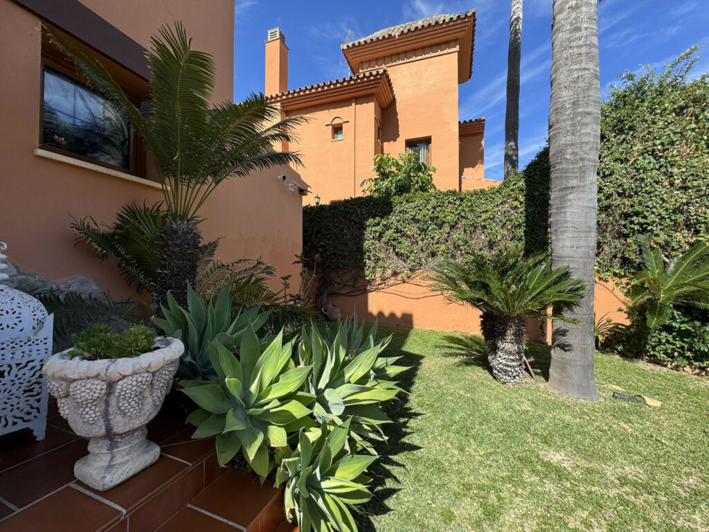 Detached Villa Sierrezuela Málaga - image 42