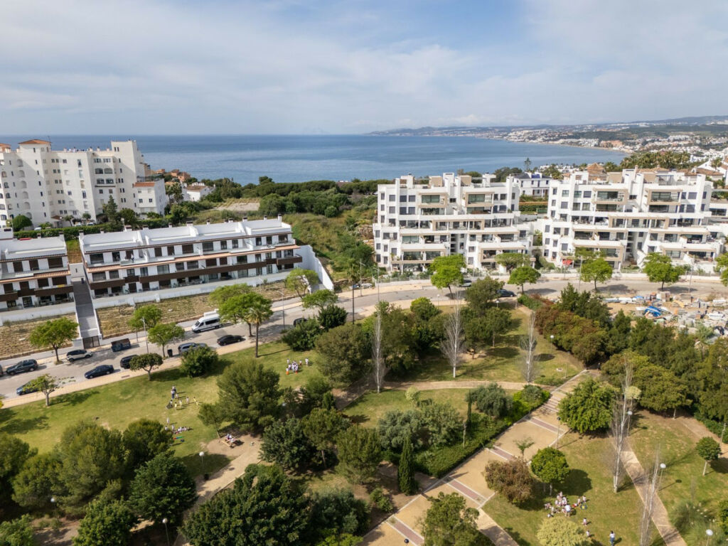 Middle Floor Apartment Estepona Málaga - image 4
