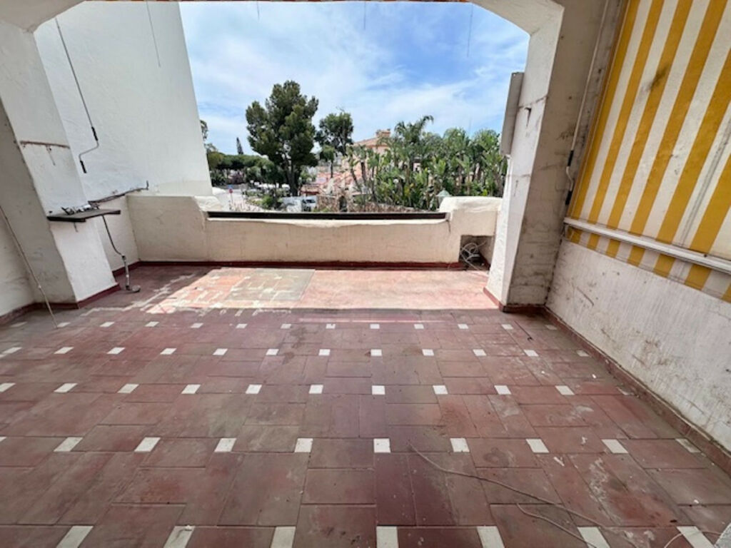Middle Floor Apartment Estepona Málaga - image 4