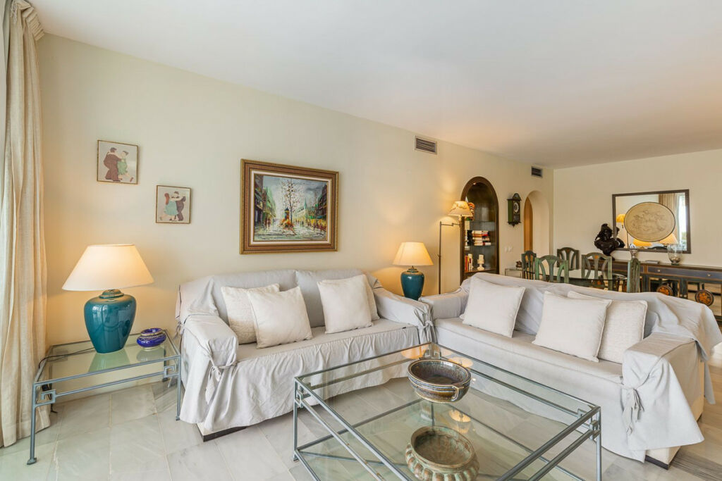Middle Floor Apartment Estepona Málaga - image 4
