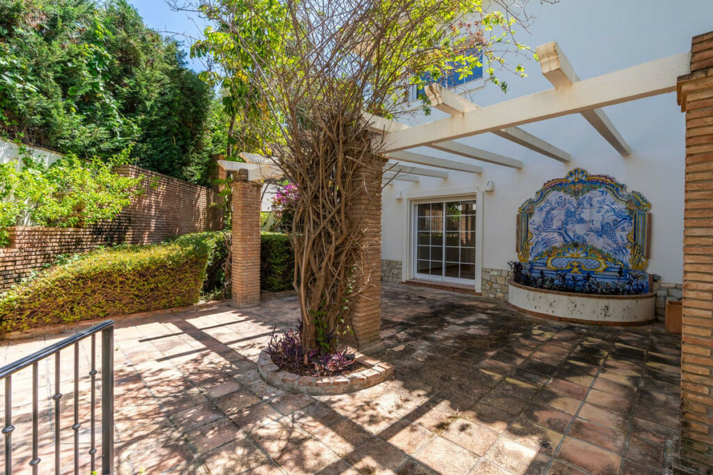 Detached Villa Nueva Andalucía Málaga - image 26