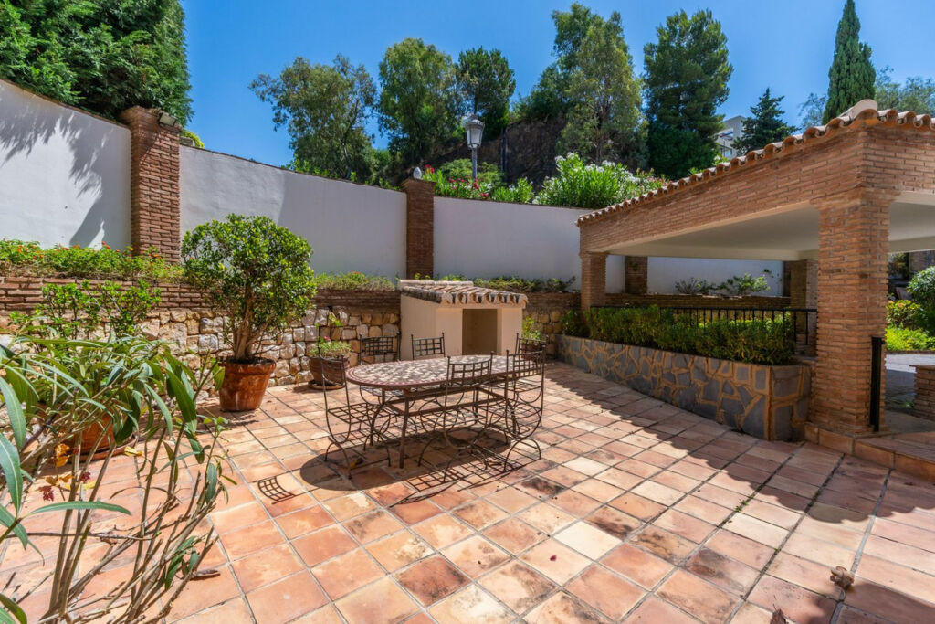 Detached Villa Nueva Andalucía Málaga - image 36