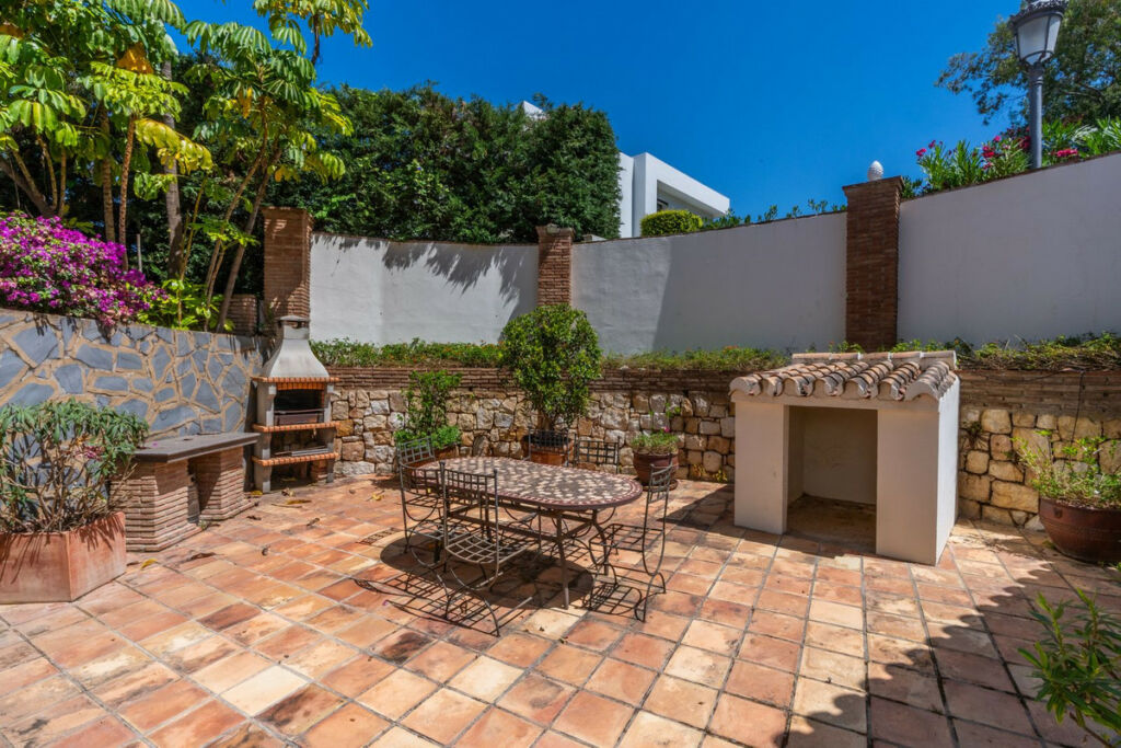 Detached Villa Nueva Andalucía Málaga - image 37