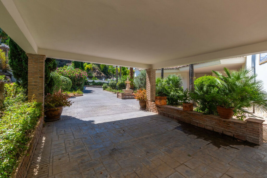 Detached Villa Nueva Andalucía Málaga - image 22
