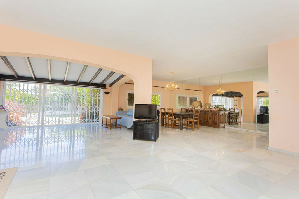 Detached Villa Nueva Andalucía Málaga - image 5