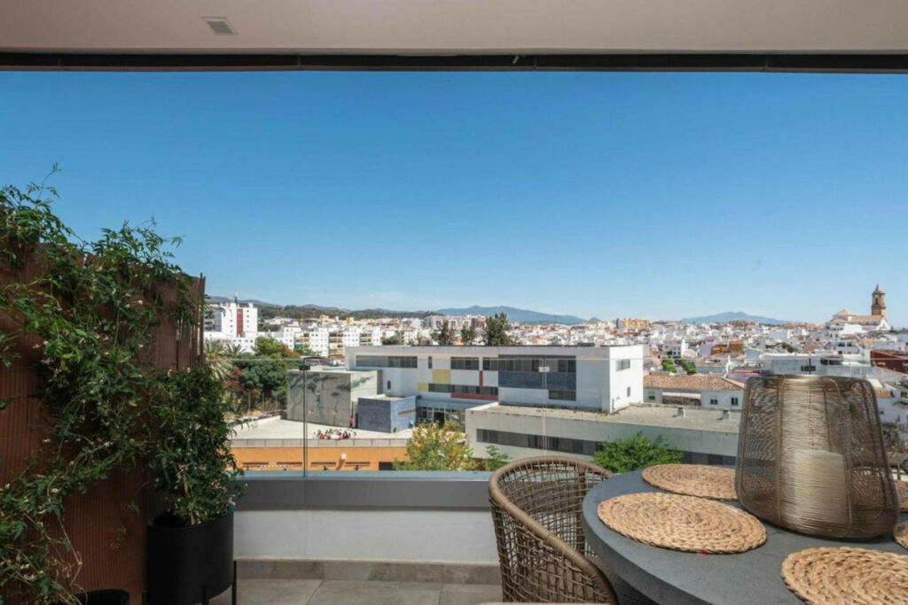 Middle Floor Apartment Estepona Málaga - image 5