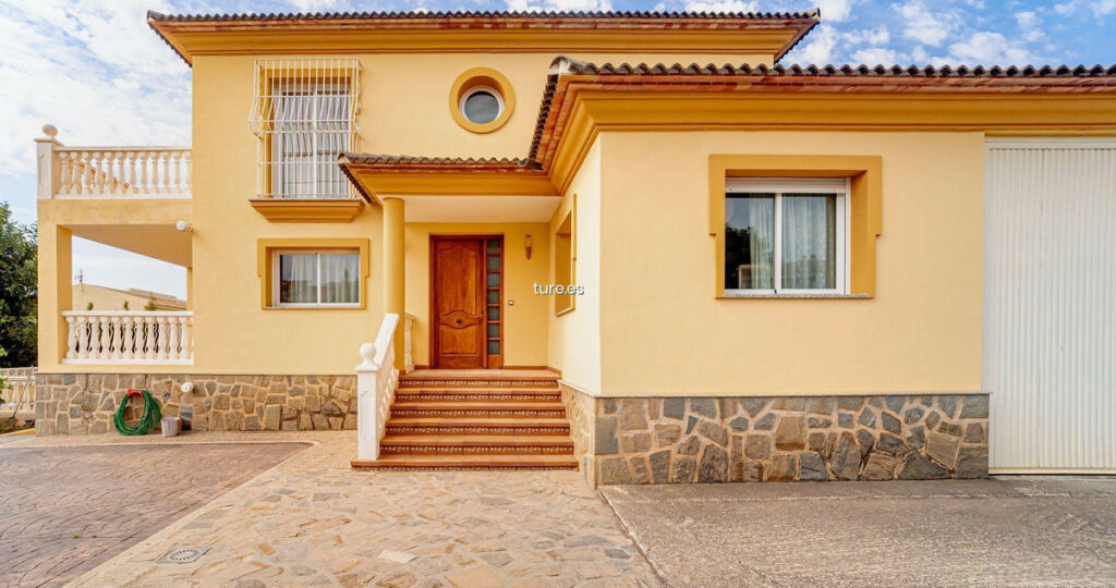 Detached Villa La Nucia Alicante - image 5