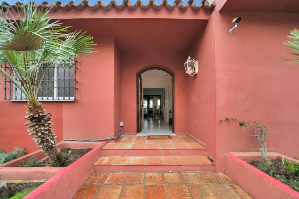 Detached Villa Elviria Málaga - image 5