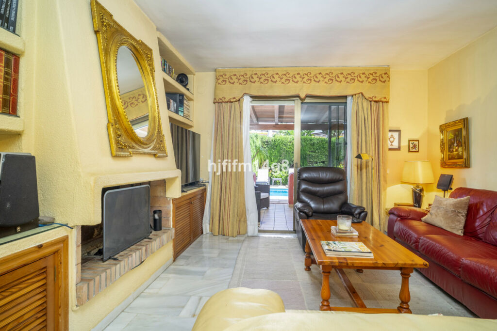 Detached Villa Nueva Andalucía Málaga - image 5