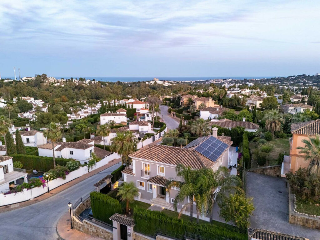 Detached Villa Nueva Andalucía Málaga - image 5