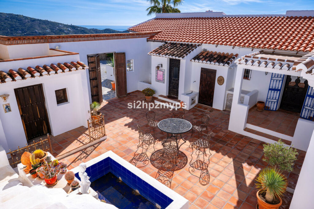 Detached Villa Sayalonga Málaga - image 5