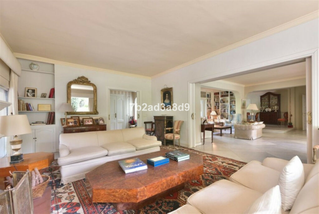 Detached Villa Calahonda Málaga - image 5