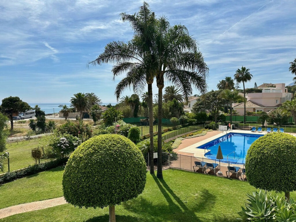 Middle Floor Apartment Elviria Málaga - image 5