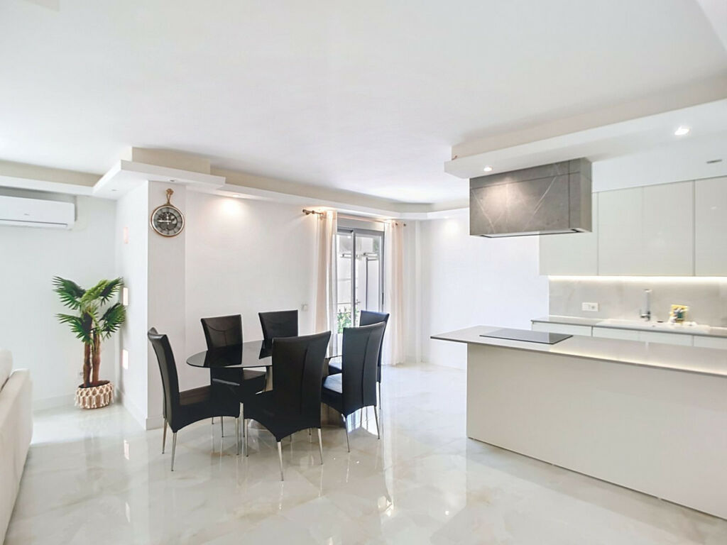 Middle Floor Apartment Estepona Málaga - image 5