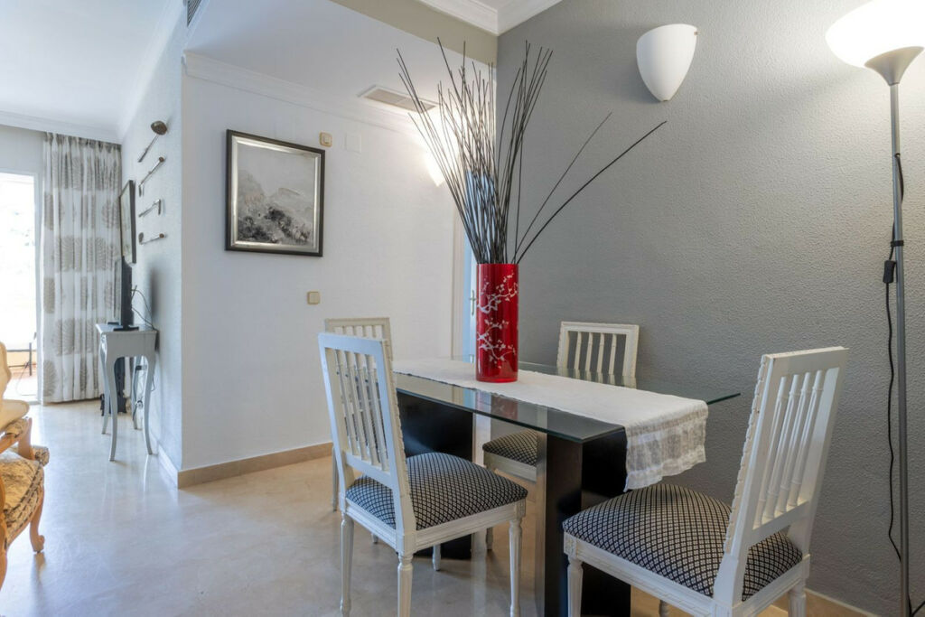 Middle Floor Apartment La Quinta Málaga - image 5