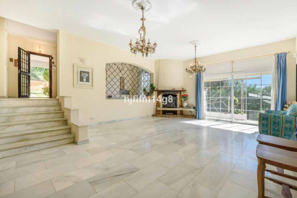Detached Villa Nueva Andalucía Málaga - image 5