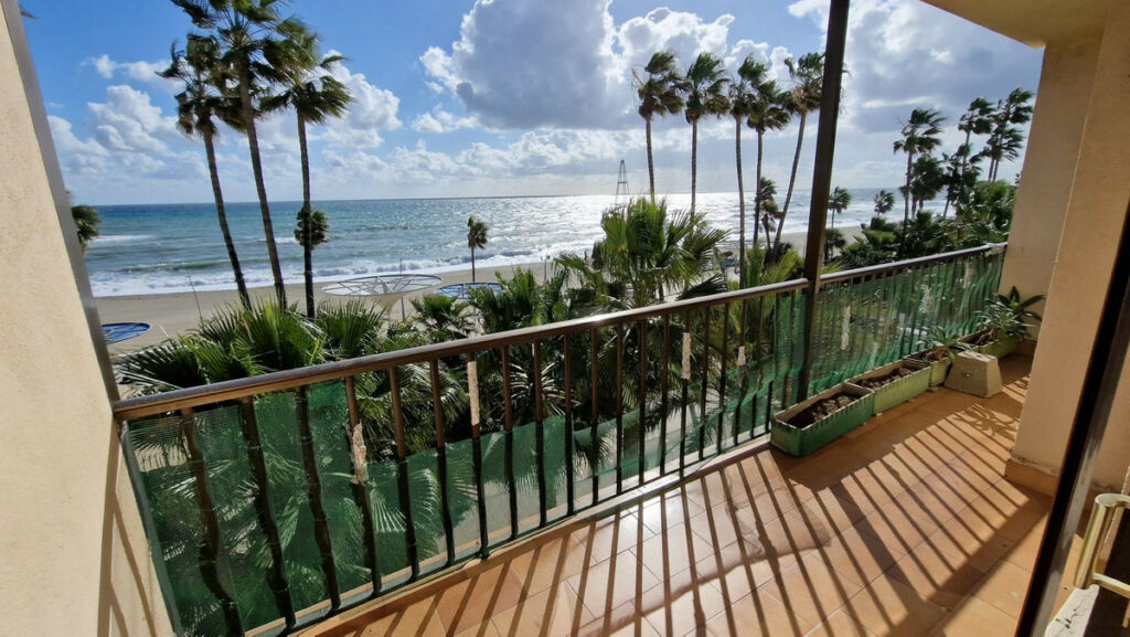 Middle Floor Apartment Estepona Málaga - image 5