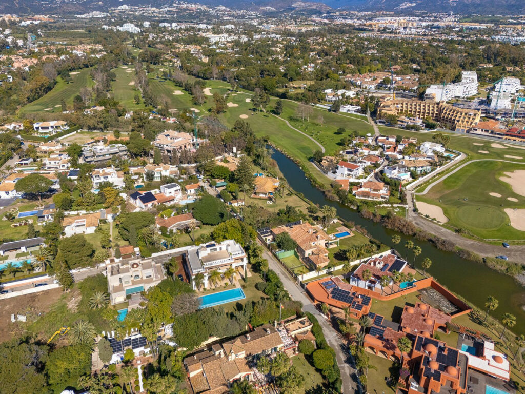 Detached Villa Guadalmina Baja Málaga - image 5