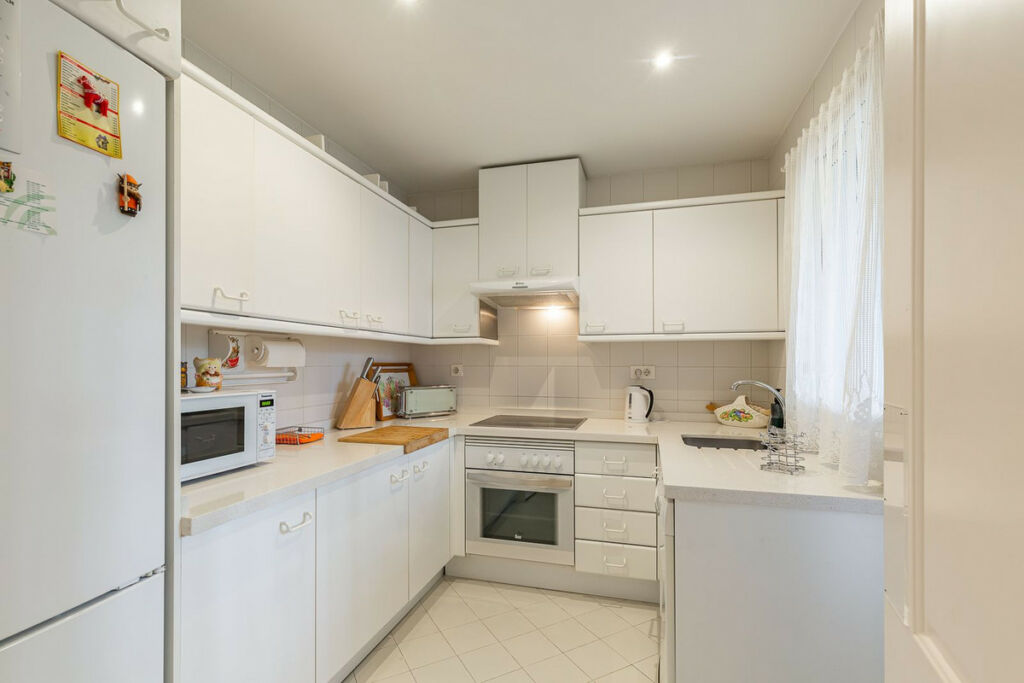 Middle Floor Apartment Estepona Málaga - image 5