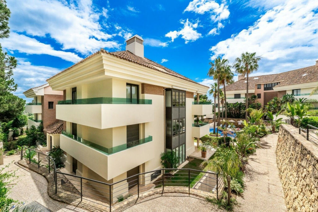 Middle Floor Apartment Los Monteros Málaga - image 5