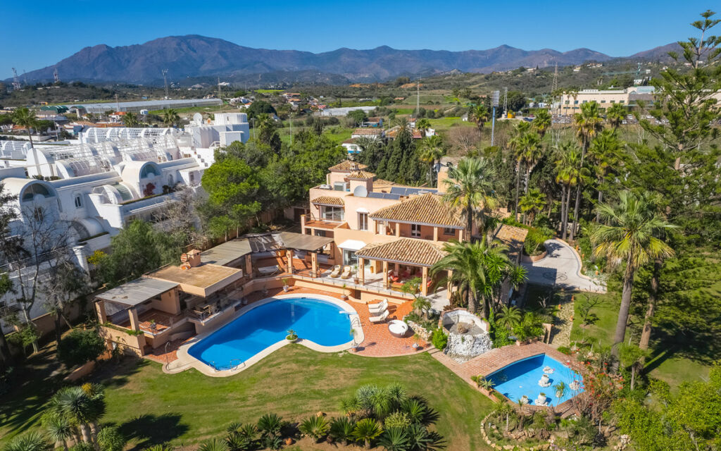 Detached Villa New Golden Mile Málaga - image 5