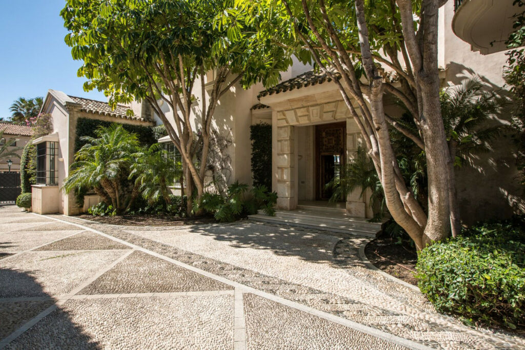 Detached Villa Los Monteros Málaga - image 5