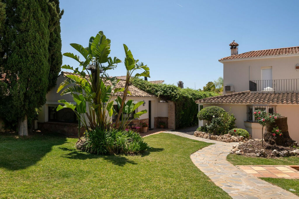 Detached Villa Río Real Málaga - image 7