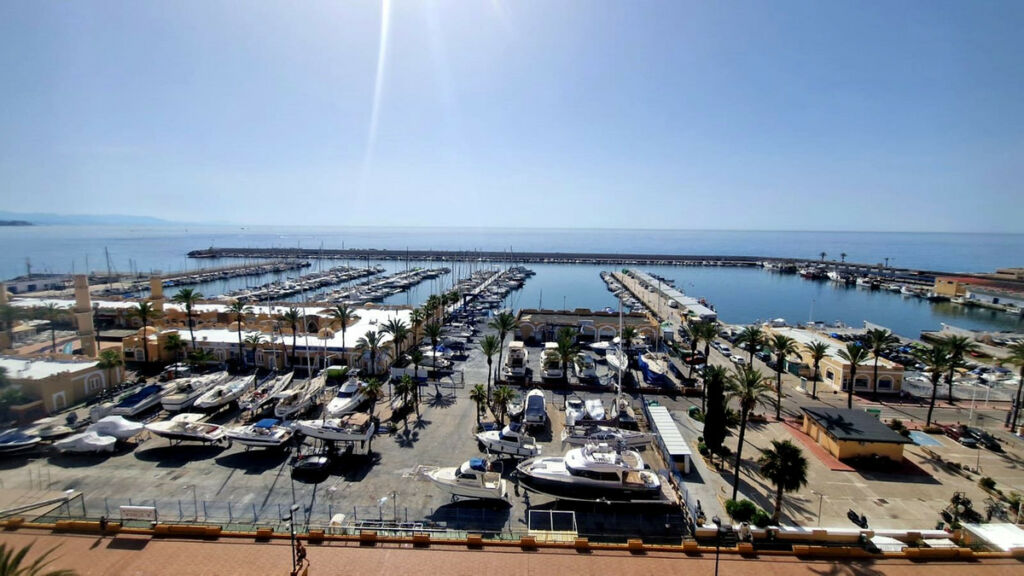 Middle Floor Apartment Fuengirola Málaga - image 6