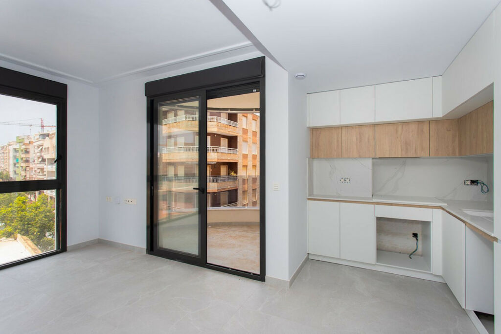 Middle Floor Apartment Torrevieja Alicante - image 6