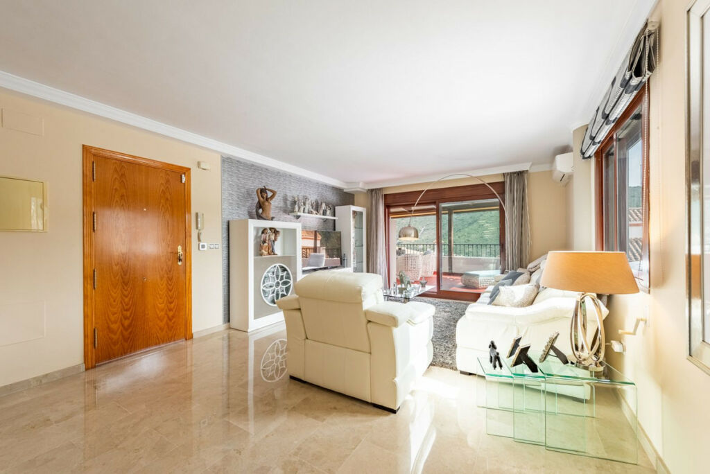 Middle Floor Apartment Benahavís Málaga - image 6