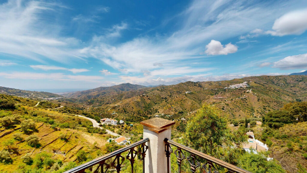 Detached Villa Sayalonga Málaga - image 6