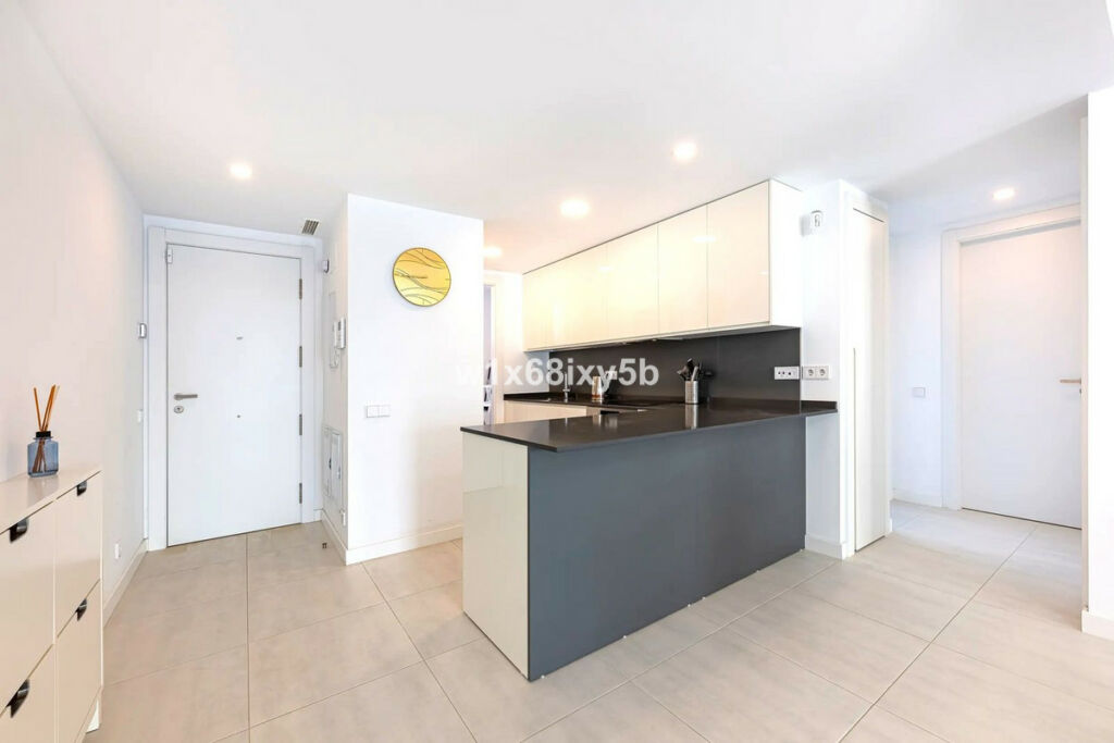 Middle Floor Apartment Selwo Málaga - image 6