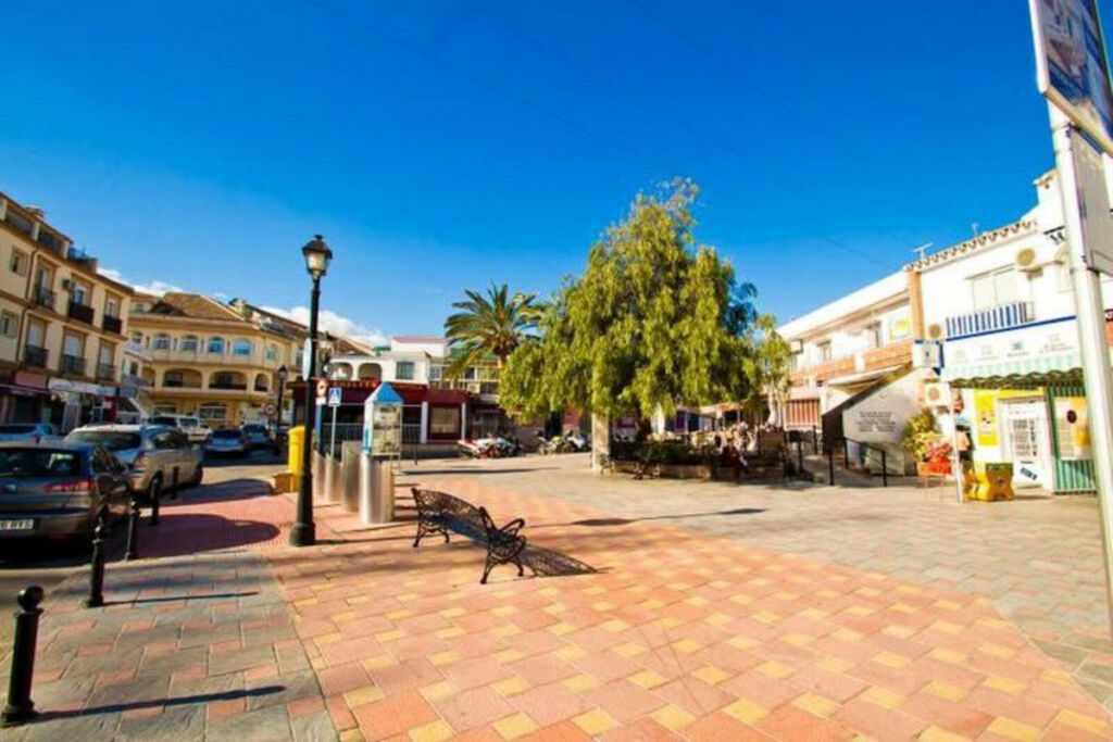 Middle Floor Apartment Los Pacos Málaga - image 6