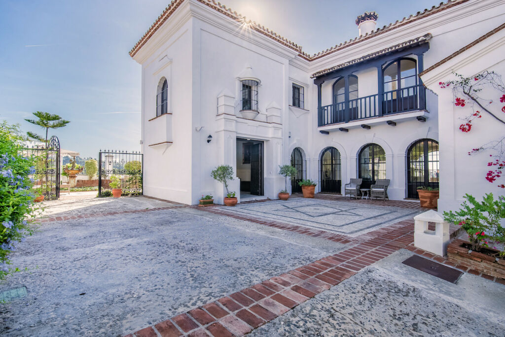 Detached Villa Elviria Málaga - image 6