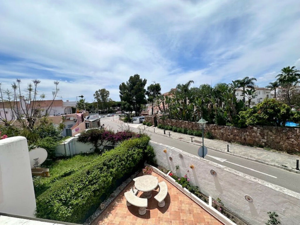 Middle Floor Apartment Estepona Málaga - image 6