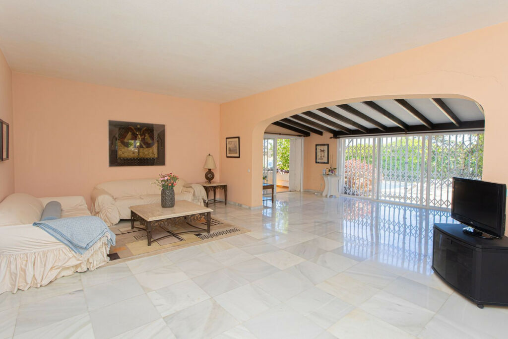 Detached Villa Nueva Andalucía Málaga - image 7