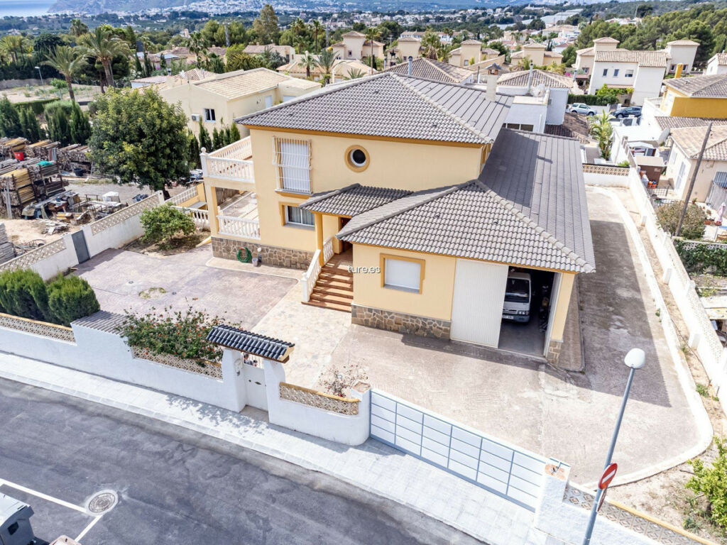 Detached Villa La Nucia Alicante - image 7