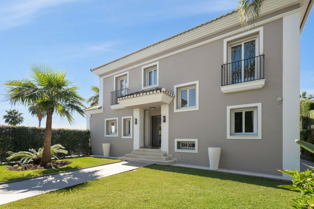 Detached Villa Nueva Andalucía Málaga - image 7