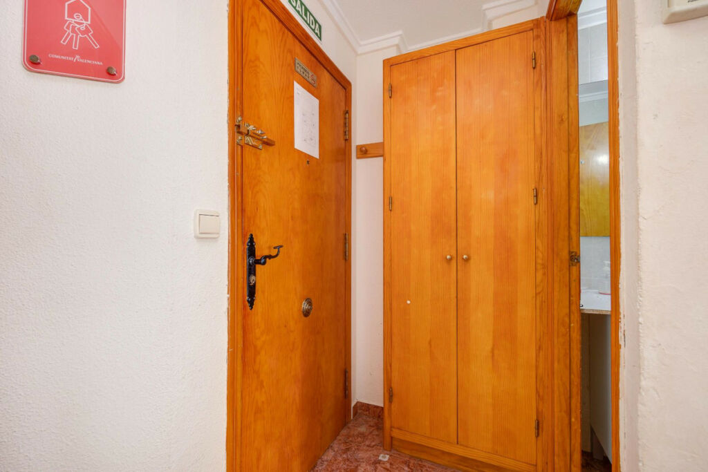 Middle Floor Apartment Torrevieja Alicante - image 7