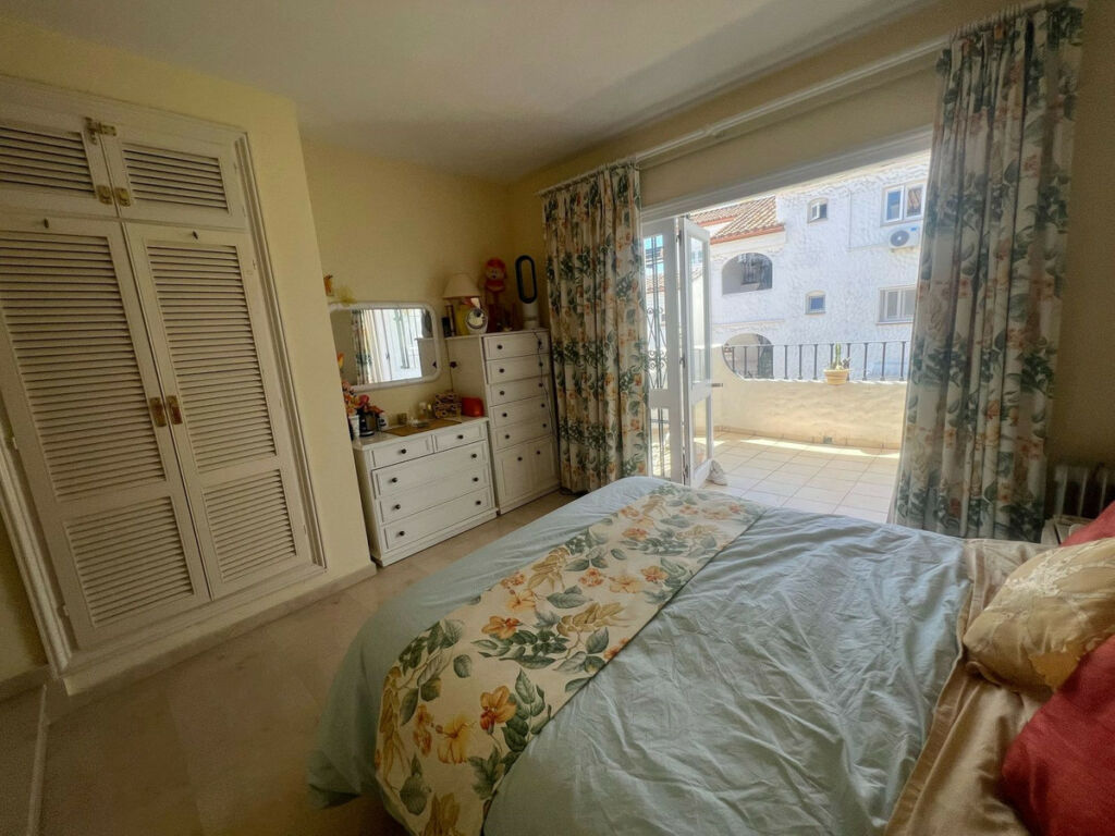 Middle Floor Apartment El Paraiso Málaga - image 7