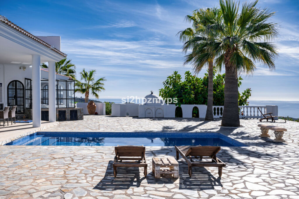 Detached Villa Sayalonga Málaga - image 7