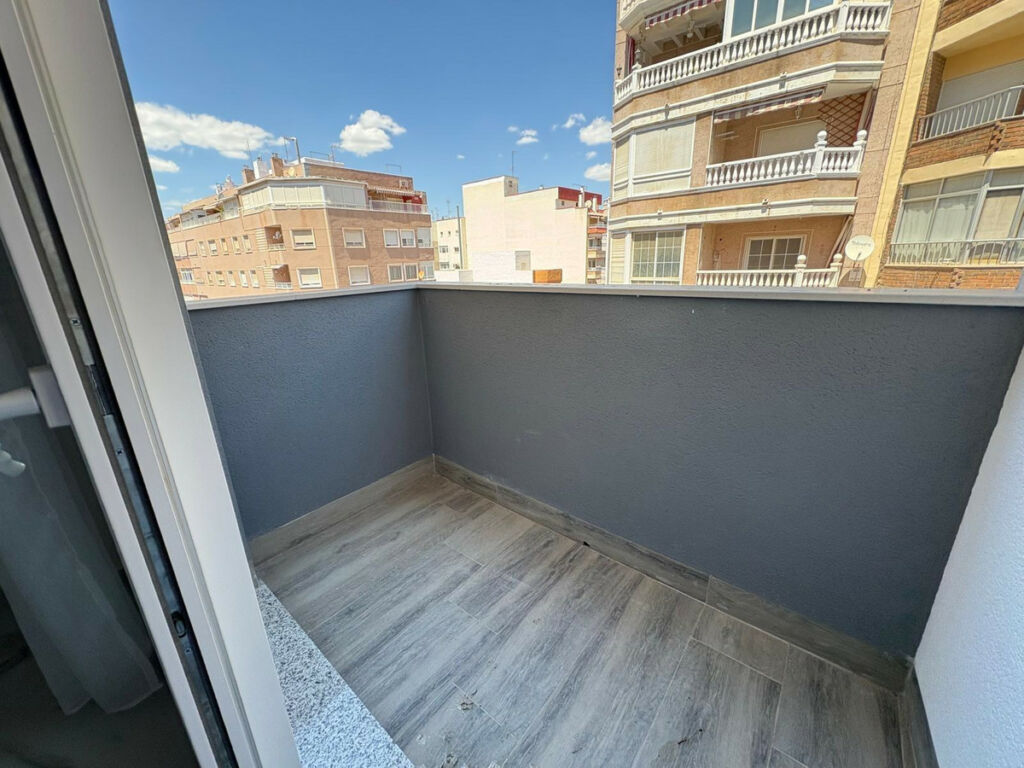 Middle Floor Apartment Torrevieja Alicante - image 7