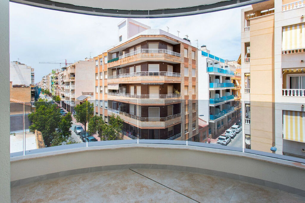 Middle Floor Apartment Torrevieja Alicante - image 7