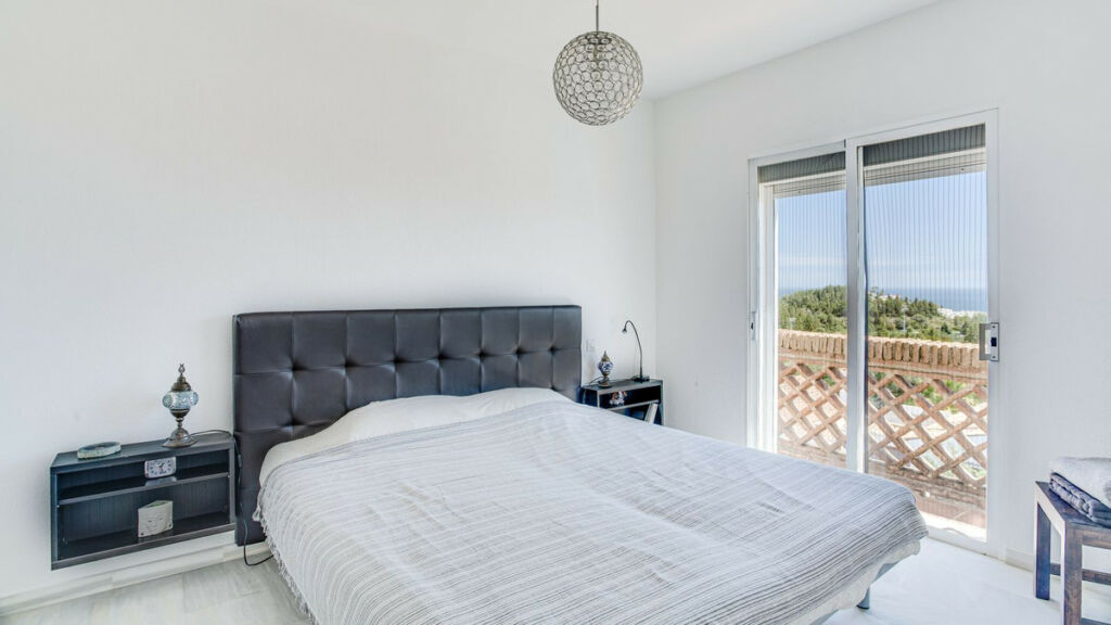 Middle Floor Apartment El Chaparral Málaga - image 7