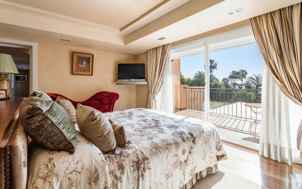Detached Villa New Golden Mile Málaga - image 8