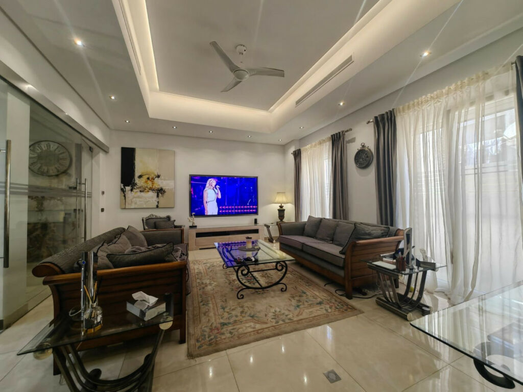 Detached Villa Estepona Málaga - image 8