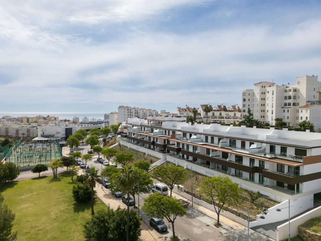 Middle Floor Apartment Estepona Málaga - image 8