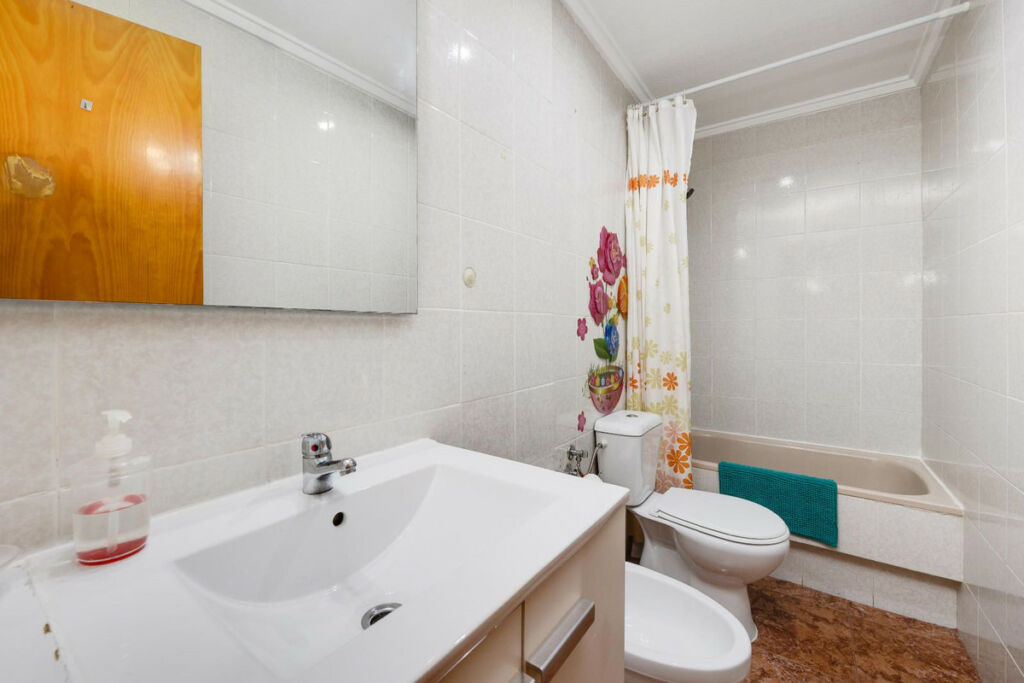 Middle Floor Apartment Torrevieja Alicante - image 8
